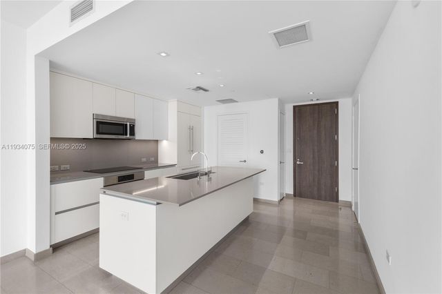 68 SE 6th St 2006, Miami, FL 33131