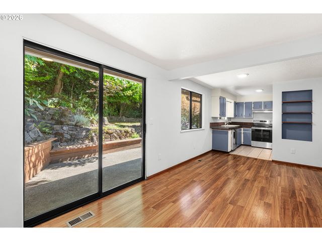 1627 Sw TROY St, Portland, OR 97219