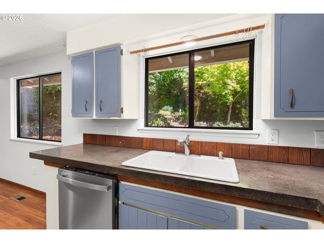 1627 Sw TROY St, Portland, OR 97219