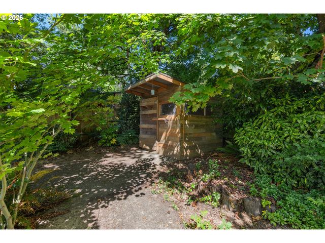 1627 Sw TROY St, Portland, OR 97219