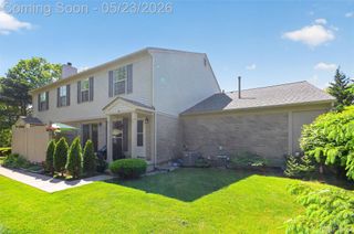 70 Pine Tree Ridge Drive 2, Waterford Charter Township, MI 48327