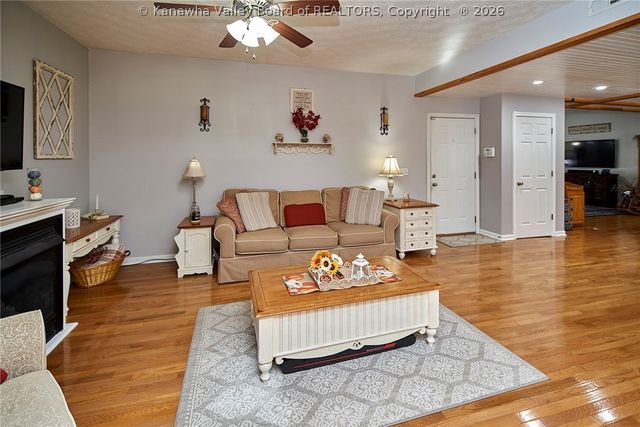 648 Overlook Drive, Hurricane, WV 25526
