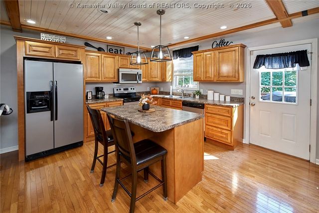 648 Overlook Drive, Hurricane, WV 25526