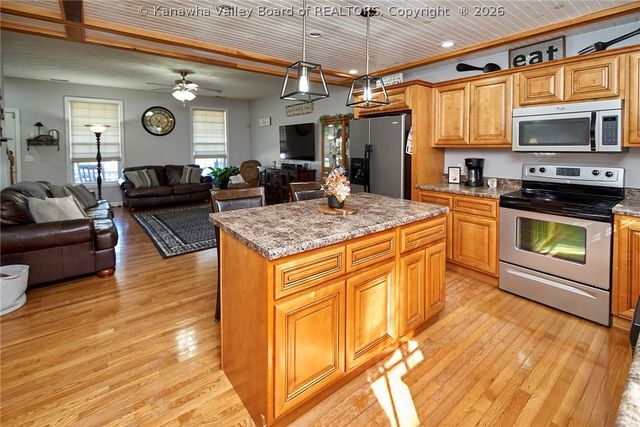648 Overlook Drive, Hurricane, WV 25526