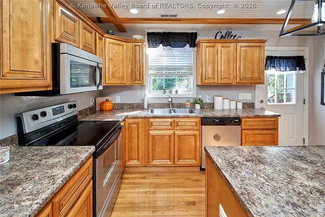648 Overlook Drive, Hurricane, WV 25526