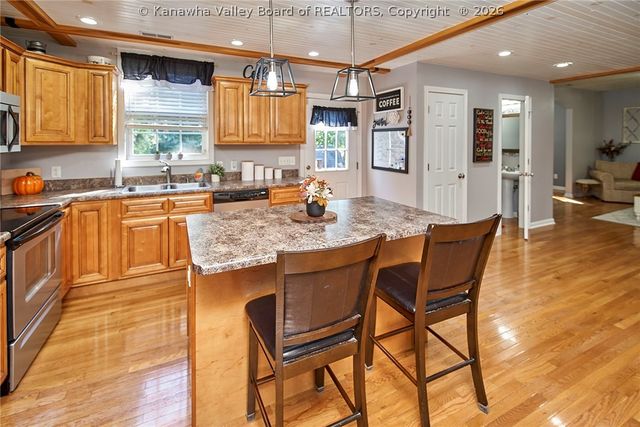648 Overlook Drive, Hurricane, WV 25526
