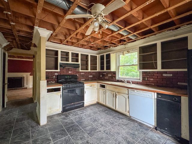 19 Montgomery Dr, Plymouth, MA 02360