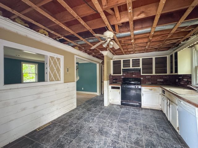 19 Montgomery Dr, Plymouth, MA 02360