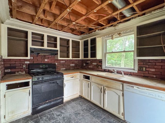 19 Montgomery Dr, Plymouth, MA 02360