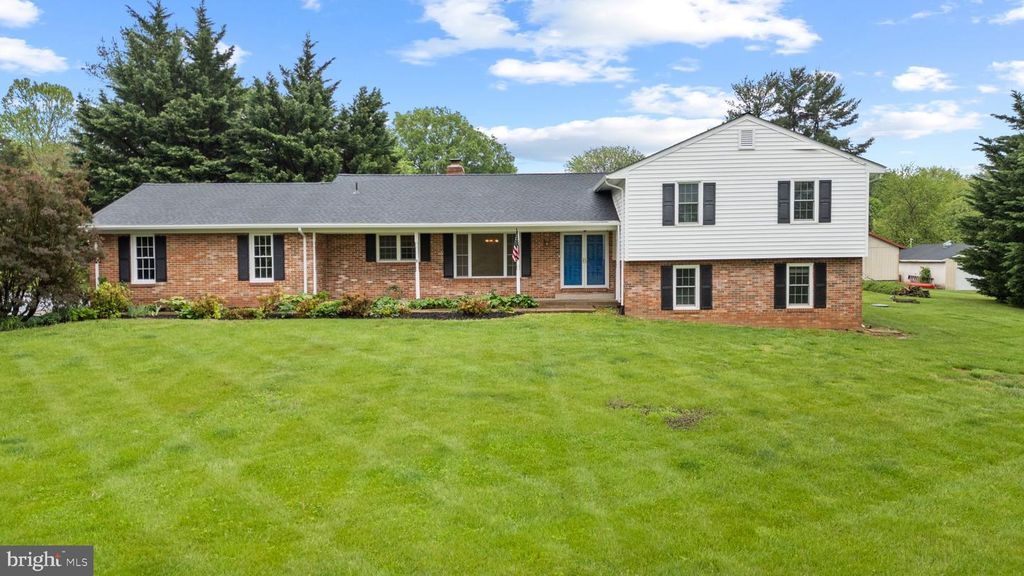 4000 LATHAM DR, Haymarket, VA 20169