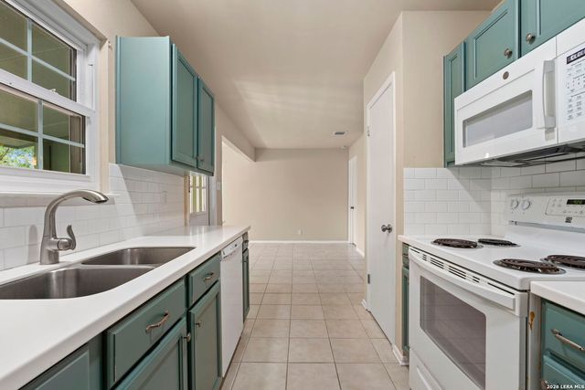 211 DOESKIN DR, Boerne, TX 78006