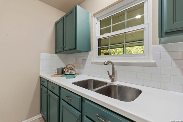 211 DOESKIN DR, Boerne, TX 78006