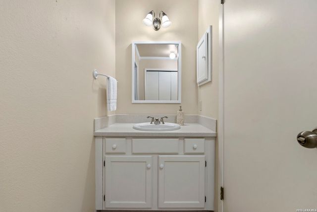 211 DOESKIN DR, Boerne, TX 78006