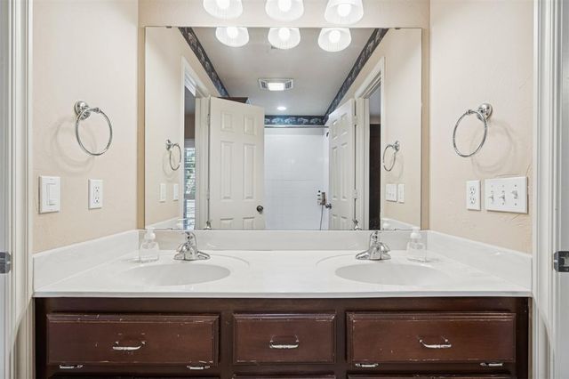 1001 N Bittercreek Terrace, Mustang, OK 73064