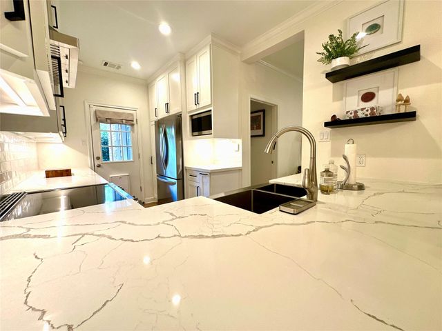 2001 Bering Drive 7L, Houston, TX 77057