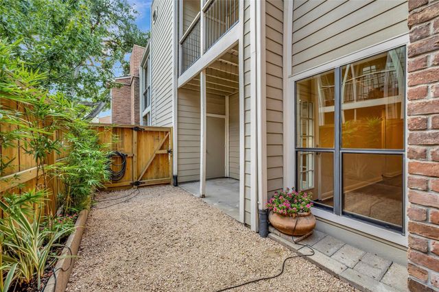 2001 Bering Drive 7L, Houston, TX 77057