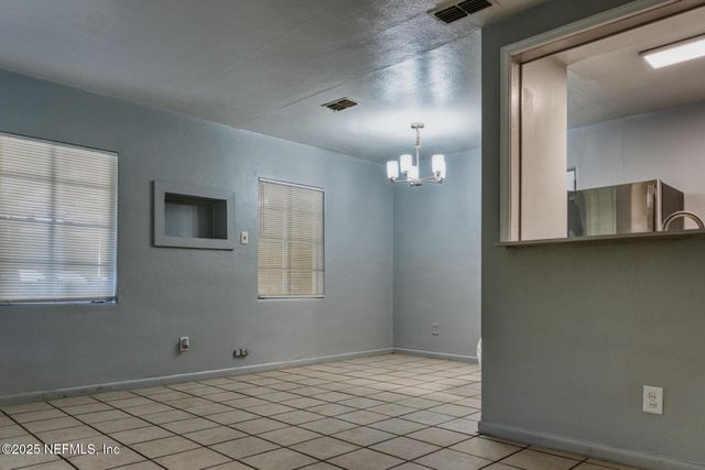 2561 NICHOLAS Circle E, Jacksonville, FL 32207