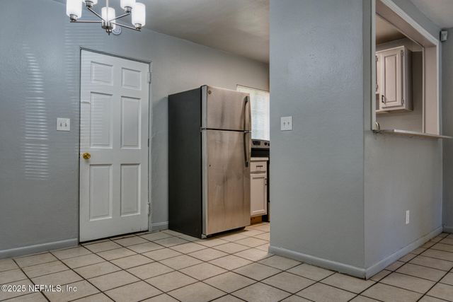 2561 NICHOLAS Circle E, Jacksonville, FL 32207