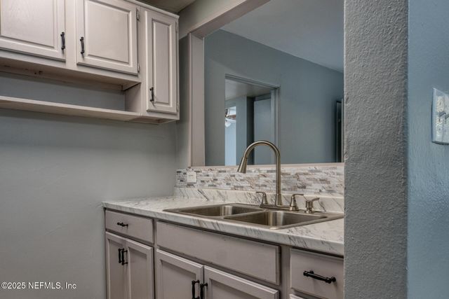 2561 NICHOLAS Circle E, Jacksonville, FL 32207