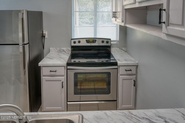 2561 NICHOLAS Circle E, Jacksonville, FL 32207