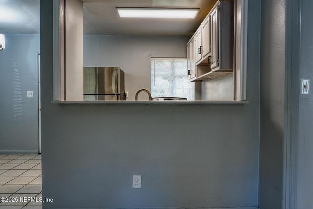 2561 NICHOLAS Circle E, Jacksonville, FL 32207