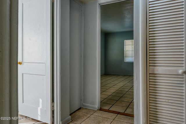 2561 NICHOLAS Circle E, Jacksonville, FL 32207