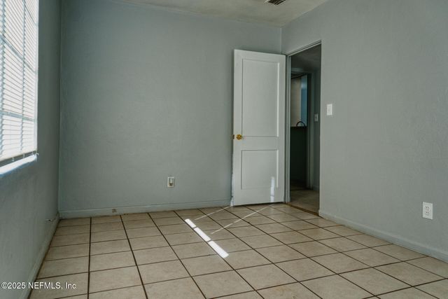 2561 NICHOLAS Circle E, Jacksonville, FL 32207