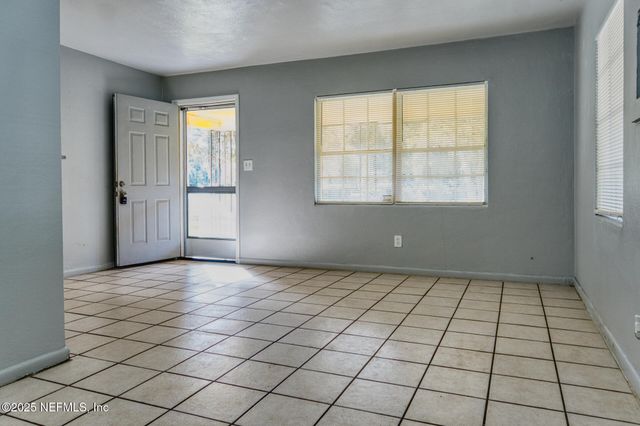 2561 NICHOLAS Circle E, Jacksonville, FL 32207