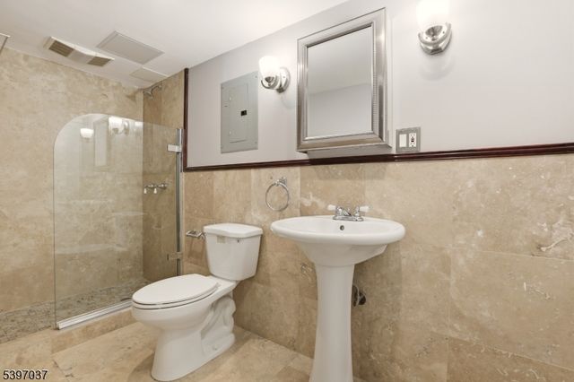 68 New England Ave Unit 18 18, Summit City, NJ 07901