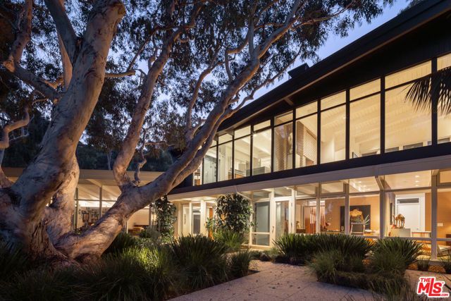 2179 Mandeville Canyon Road, Los Angeles, CA 90049