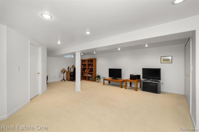 367 N Oak Drive, Commerce Twp, MI 48390