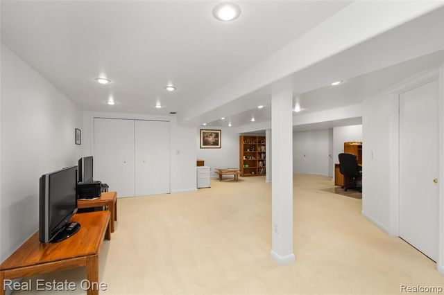 367 N Oak Drive, Commerce Twp, MI 48390