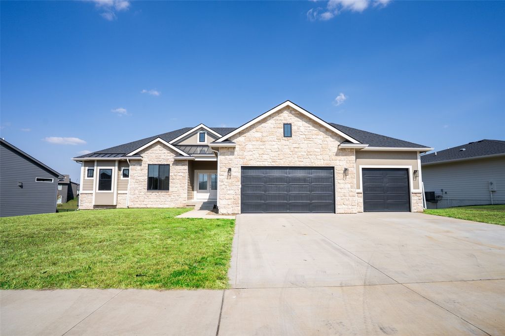 135 NW Alderleaf Drive, Waukee, IA 50263