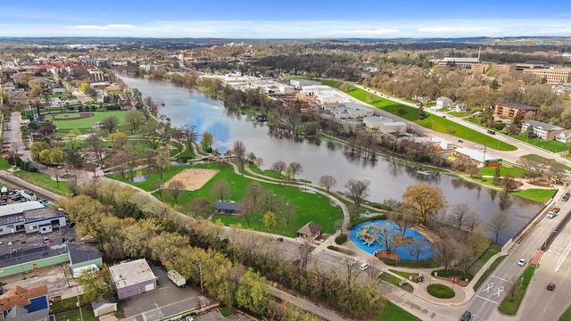 1232 E North STREET, Waukesha, WI 53188