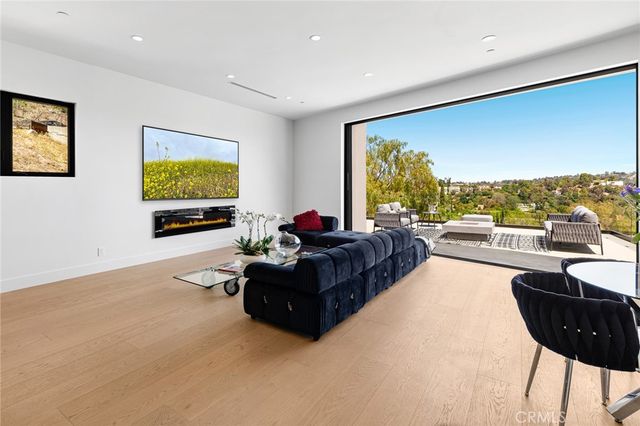 5134 Medina Road, Woodland Hills, CA 91364