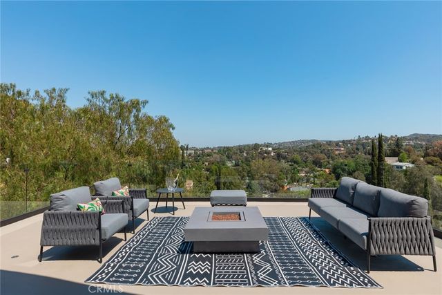 5134 Medina Road, Woodland Hills, CA 91364