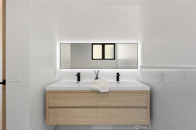 5134 Medina Road, Woodland Hills, CA 91364