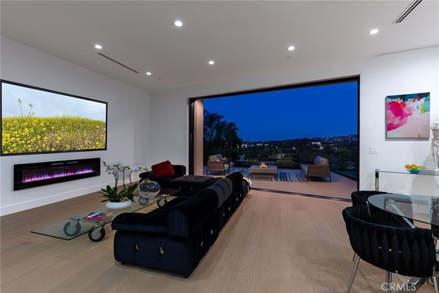 5134 Medina Road, Woodland Hills, CA 91364