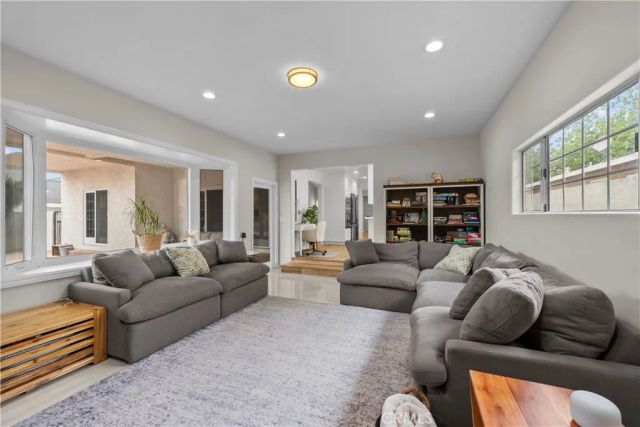 10206 Gothic, North Hills, CA 91343