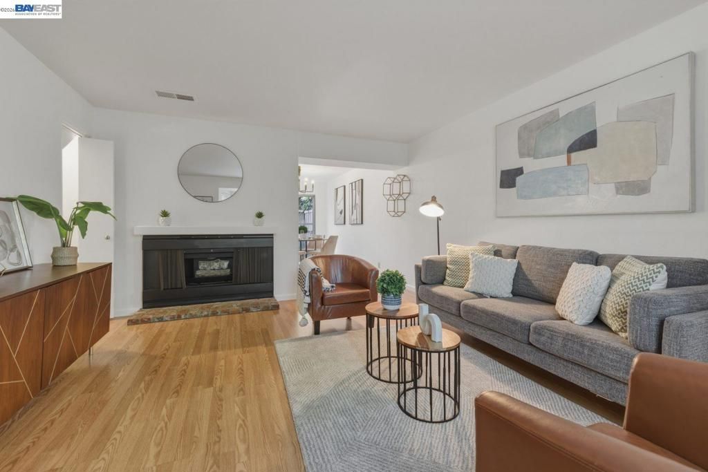 Image 3 of property listing at 1245 Pine Creek Way I, Concord, CA 94520