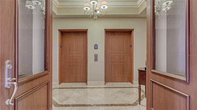 464 GOLDEN GATE POINT 702, Sarasota, FL 34236