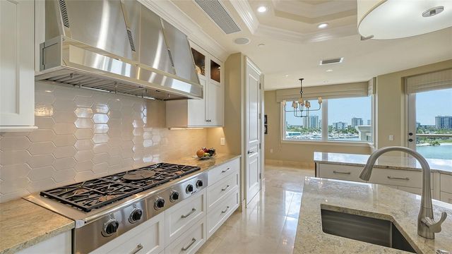 464 GOLDEN GATE POINT 702, Sarasota, FL 34236