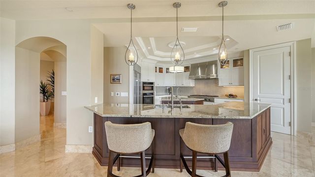 464 GOLDEN GATE POINT 702, Sarasota, FL 34236