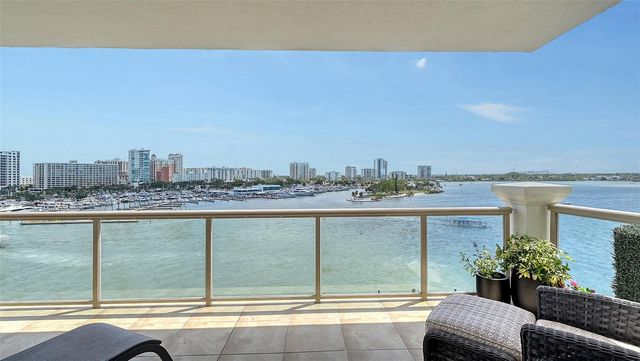 464 GOLDEN GATE POINT 702, Sarasota, FL 34236