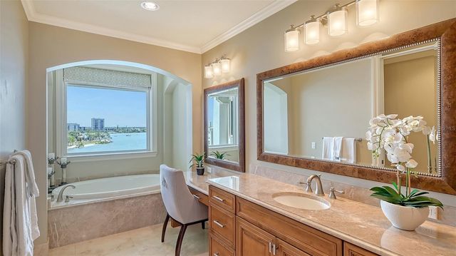 464 GOLDEN GATE POINT 702, Sarasota, FL 34236