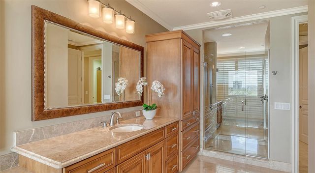 464 GOLDEN GATE POINT 702, Sarasota, FL 34236