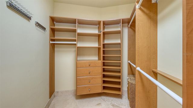 464 GOLDEN GATE POINT 702, Sarasota, FL 34236