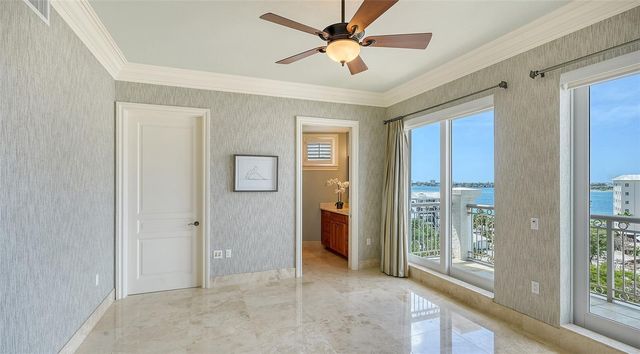 464 GOLDEN GATE POINT 702, Sarasota, FL 34236