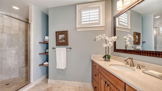 464 GOLDEN GATE POINT 702, Sarasota, FL 34236