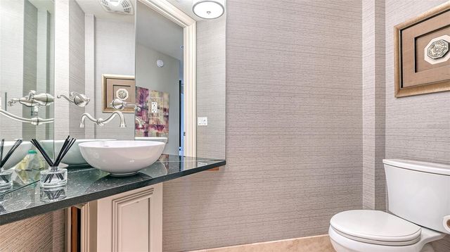 464 GOLDEN GATE POINT 702, Sarasota, FL 34236